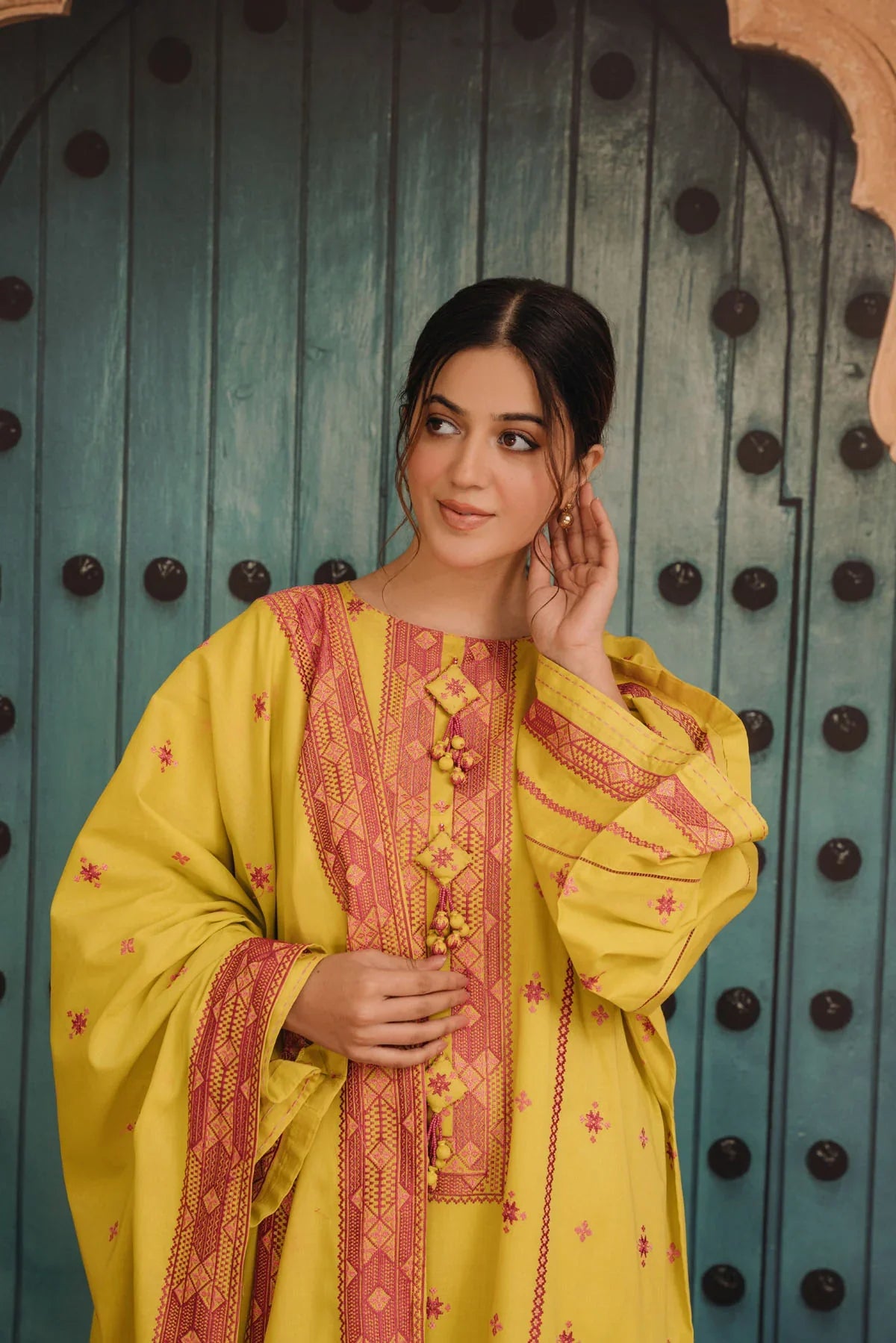 MP752-SUMMER 3PC Lawn Embroidered Shirt With Lawn Embroidered Dupatta