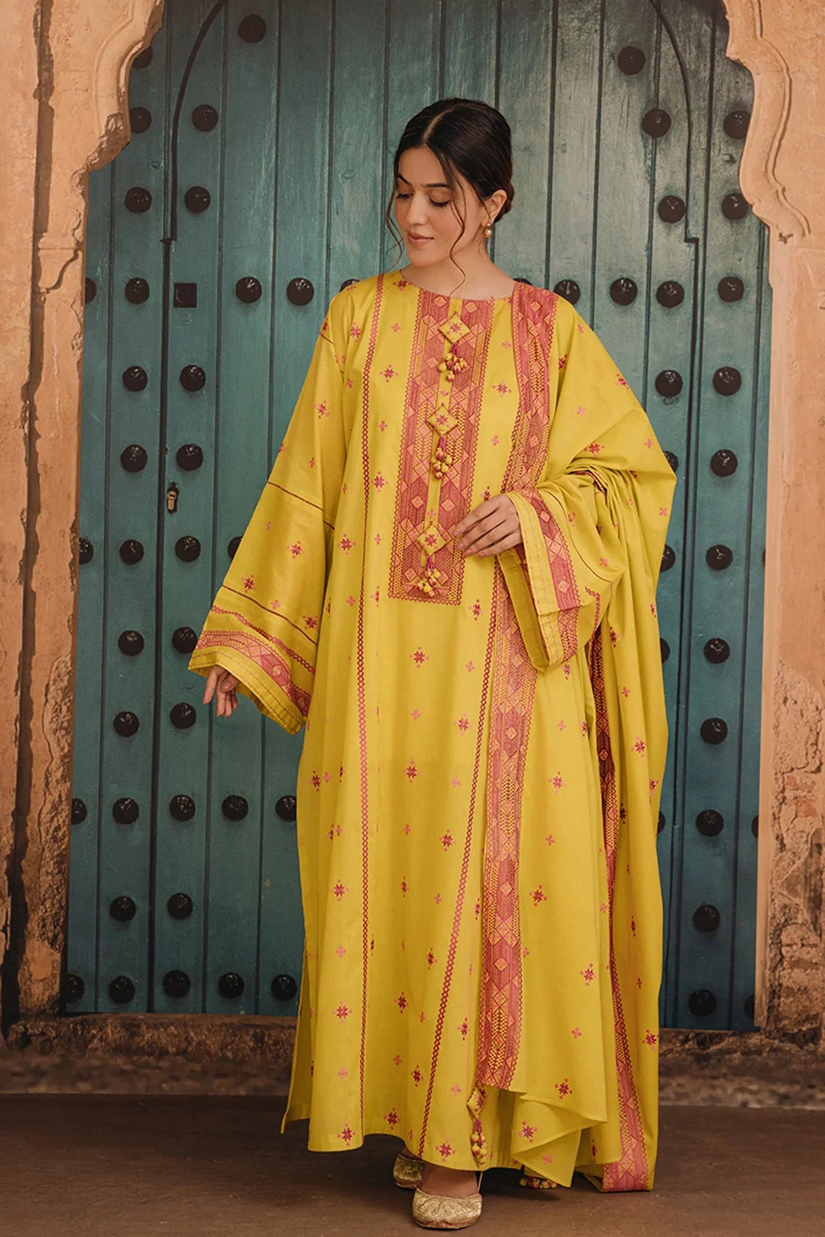 MP752-SUMMER 3PC Lawn Embroidered Shirt With Lawn Embroidered Dupatta